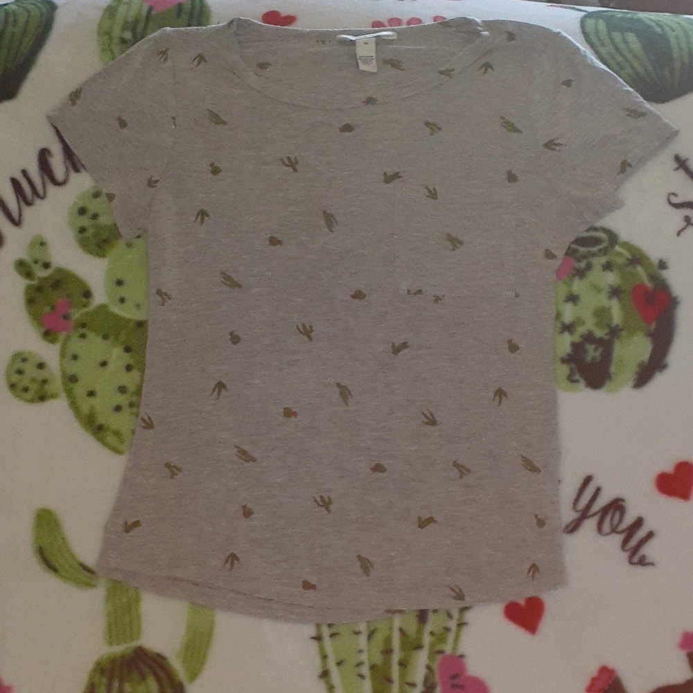 Junior's is soft grey cactus 🌵tee